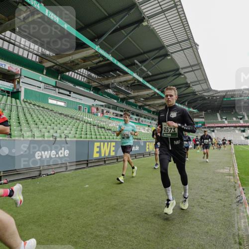 05.10.2025 - 20. swb-Marathon Bremen Michael Burmester http://msf.ph/oto/9232740 05.10.2025 12:54:15 Laufen im Stadion 53, 89, 132, 250, 289, 368, 458, 496, 504, 507, 524, 756, 950, 1009, 1020, 1165, 1308, 1428, 1460, 1489, 1517, 1543, 1608, 1690, 1729, 1736, 1873, 1896, 1943, 1976, 2030, 2250, 2274, 2573, 2841, 2871, 3193, 3212, 3363, 3436, 3703, 3913, 4595, 4611, 4949, 4958, 5022, 5024, 5206, 5571, 5576, 5666, 5978, 6244, 6348, 6359, 6583, 6683, 6853, 7232, 7279, 7494, 7508, 7835, 8511, 8611, 8737, 869, 1538, 3553, 7255, 7408, 8709 meine-sportfotos.de