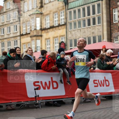 05.10.2025 - 20. swb-Marathon Bremen Yannick Fuchs http://msf.ph/oto/9232747 05.10.2025 10:32:39 Ziel 9280 meine-sportfotos.de