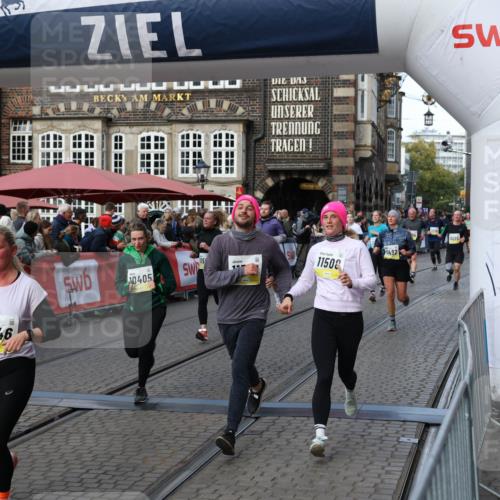 05.10.2025 - 20. swb-Marathon Bremen Yannick Fuchs http://msf.ph/oto/9232752 05.10.2025 11:03:27 Ziel 9225, 9246, 9325, 10142, 10405, 10471, 10926, 10963, 11103, 11124, 11390, 11467, 11502, 11508, 11509 meine-sportfotos.de