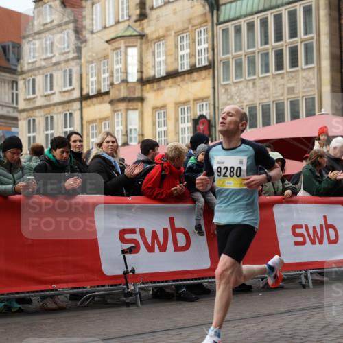 05.10.2025 - 20. swb-Marathon Bremen Yannick Fuchs http://msf.ph/oto/9232758 05.10.2025 10:32:39 Ziel 9280 meine-sportfotos.de
