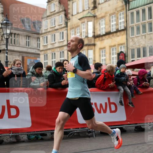 05.10.2025 - 20. swb-Marathon Bremen Yannick Fuchs http://msf.ph/oto/9232767 05.10.2025 10:32:39 Ziel 9280 meine-sportfotos.de