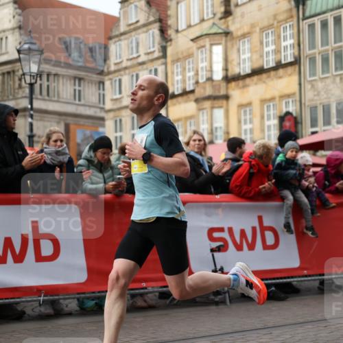 05.10.2025 - 20. swb-Marathon Bremen Yannick Fuchs http://msf.ph/oto/9232773 05.10.2025 10:32:39 Ziel 9280 meine-sportfotos.de