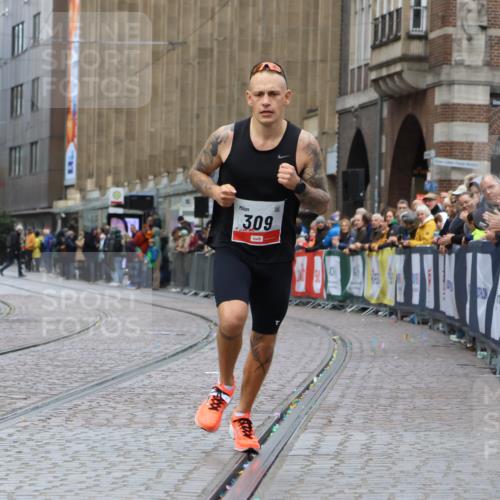 05.10.2025 - 20. swb-Marathon Bremen Strokosch-Dieckow http://msf.ph/oto/9232782 05.10.2025 12:32:35 Ziel 309 meine-sportfotos.de
