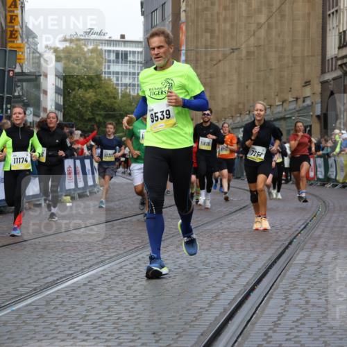 05.10.2025 - 20. swb-Marathon Bremen Strokosch-Dieckow http://msf.ph/oto/9232783 05.10.2025 10:53:20 Ziel 7193, 7251, 9263, 9539, 9717, 9868, 9956, 9957, 10057, 10302, 10317, 10335, 10655, 10806, 10993, 11174, 11175, 11510, 11616, 11716 meine-sportfotos.de