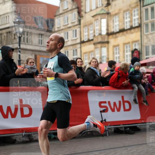 05.10.2025 - 20. swb-Marathon Bremen Yannick Fuchs http://msf.ph/oto/9232784 05.10.2025 10:32:39 Ziel 9280 meine-sportfotos.de
