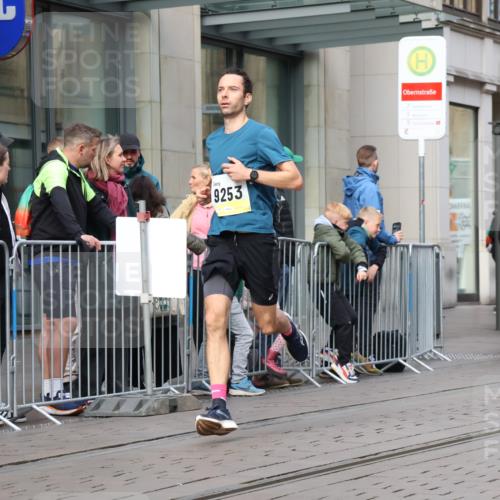 05.10.2025 - 20. swb-Marathon Bremen Strokosch-Dieckow http://msf.ph/oto/9232855 05.10.2025 10:41:30 Ziel 9253, 9884, 10104, 10155, 10691, 10880, 11581, 11701, 11710, 9253, 9884, 10104, 10155, 10691, 10880, 11581, 11701, 11710 meine-sportfotos.de
