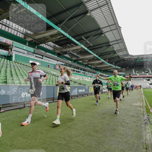 05.10.2025 - 20. swb-Marathon Bremen Michael Burmester http://msf.ph/oto/9232887 05.10.2025 12:54:33 Laufen im Stadion 53, 82, 104, 132, 250, 289, 319, 417, 504, 507, 524, 756, 950, 1165, 1308, 1474, 1483, 1517, 1543, 1608, 1690, 1721, 1729, 1736, 1873, 1896, 1897, 1945, 1976, 2024, 2180, 2265, 2274, 2573, 2767, 2841, 3069, 3193, 3212, 3224, 3359, 3436, 3531, 3703, 3848, 3913, 4257, 4595, 4611, 4837, 4949, 4958, 5022, 5024, 5206, 5452, 5666, 5869, 5978, 6244, 6359, 6583, 6683, 6853, 7232, 7279, 7494, 7508, 7814, 7928, 7986, 8511, 8611, 8642, 8653, 8737, 89, 368, 458, 1460, 1489 meine-sportfotos.de
