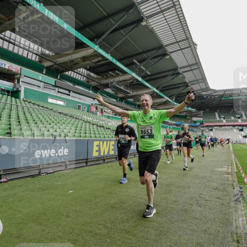 05.10.2025 - 20. swb-Marathon Bremen Michael Burmester http://msf.ph/oto/9232900 05.10.2025 12:54:33 Laufen im Stadion 53, 82, 104, 132, 250, 289, 319, 417, 504, 507, 524, 756, 950, 1165, 1308, 1474, 1483, 1517, 1543, 1608, 1690, 1721, 1729, 1736, 1873, 1896, 1897, 1945, 1976, 2024, 2180, 2265, 2274, 2573, 2767, 2841, 3069, 3193, 3212, 3224, 3359, 3436, 3531, 3703, 3848, 3913, 4257, 4595, 4611, 4837, 4949, 4958, 5022, 5024, 5206, 5452, 5666, 5869, 5978, 6244, 6359, 6583, 6683, 6853, 7232, 7279, 7494, 7508, 7814, 7928, 7986, 8511, 8611, 8642, 8653, 8737, 89, 368, 458, 1460, 1489 meine-sportfotos.de