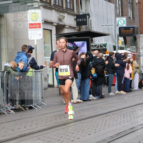 05.10.2025 - 20. swb-Marathon Bremen Strokosch-Dieckow http://msf.ph/oto/9232927 05.10.2025 10:41:36 Ziel 9253, 9504, 9849, 9884, 10104, 10155, 10691, 10880, 11581, 11710, 9253, 9504, 9849, 9884, 10104, 10155, 10691, 10880, 11581, 11710 meine-sportfotos.de
