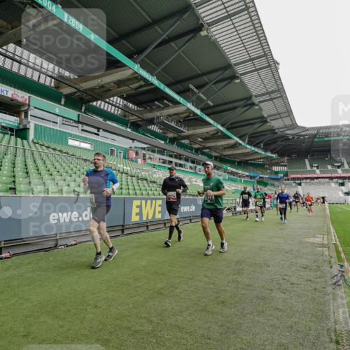 05.10.2025 - 20. swb-Marathon Bremen Michael Burmester http://msf.ph/oto/9232928 05.10.2025 12:54:36 Laufen im Stadion 53, 82, 104, 132, 169, 289, 319, 417, 504, 507, 524, 756, 944, 950, 1165, 1308, 1474, 1483, 1517, 1543, 1690, 1721, 1729, 1873, 1896, 1897, 1945, 1976, 2024, 2180, 2265, 2274, 2573, 2767, 2841, 3069, 3193, 3212, 3224, 3359, 3436, 3531, 3703, 3848, 3913, 4257, 4595, 4672, 4816, 4837, 4949, 4958, 5022, 5024, 5206, 5452, 5666, 5869, 5978, 6244, 6583, 6683, 6853, 7052, 7232, 7279, 7494, 7508, 7814, 7928, 7986, 8642, 8653, 8737, 89, 250, 368, 458, 1460, 1489 meine-sportfotos.de
