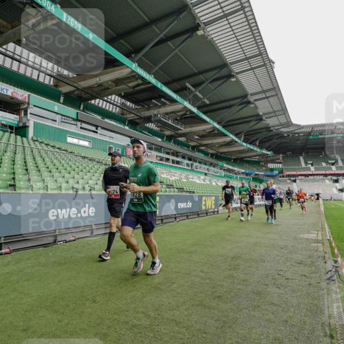05.10.2025 - 20. swb-Marathon Bremen Michael Burmester http://msf.ph/oto/9232938 05.10.2025 12:54:37 Laufen im Stadion 53, 82, 104, 124, 132, 169, 289, 319, 417, 504, 507, 524, 756, 944, 950, 1165, 1308, 1474, 1483, 1517, 1543, 1690, 1721, 1729, 1873, 1896, 1897, 1945, 1976, 2024, 2180, 2265, 2274, 2573, 2767, 2841, 3069, 3193, 3212, 3224, 3359, 3436, 3531, 3703, 3848, 3913, 4257, 4595, 4672, 4816, 4837, 4949, 4958, 5022, 5206, 5452, 5666, 5869, 5978, 6244, 6583, 6683, 6853, 7052, 7232, 7279, 7494, 7508, 7814, 7928, 7986, 8642, 8653, 8737, 89, 250, 368, 458, 1460, 1489 meine-sportfotos.de