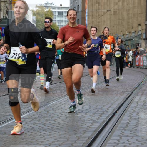 05.10.2025 - 20. swb-Marathon Bremen Strokosch-Dieckow http://msf.ph/oto/9232970 05.10.2025 10:53:24 Ziel 7193, 7251, 9263, 9539, 9717, 9868, 9957, 10057, 10302, 10317, 10335, 10369, 10468, 10655, 10934, 11174, 11545, 11616, 11716 meine-sportfotos.de
