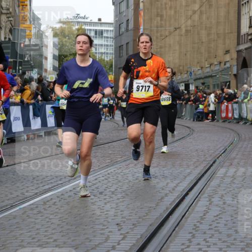 05.10.2025 - 20. swb-Marathon Bremen Strokosch-Dieckow http://msf.ph/oto/9232989 05.10.2025 10:53:25 Ziel 7193, 7251, 9263, 9717, 9868, 9957, 10057, 10302, 10335, 10369, 10468, 10655, 10934, 11174, 11545, 11616, 11716 meine-sportfotos.de