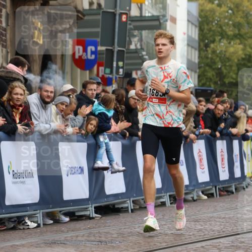 05.10.2025 - 20. swb-Marathon Bremen Strokosch-Dieckow http://msf.ph/oto/9232990 05.10.2025 12:34:10 Ziel 1663 meine-sportfotos.de