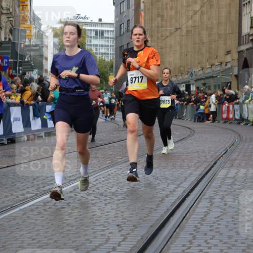 05.10.2025 - 20. swb-Marathon Bremen Strokosch-Dieckow http://msf.ph/oto/9233035 05.10.2025 10:53:25 Ziel 7193, 7251, 9263, 9717, 9868, 9957, 10057, 10302, 10335, 10369, 10468, 10655, 10934, 11174, 11545, 11616, 11716 meine-sportfotos.de