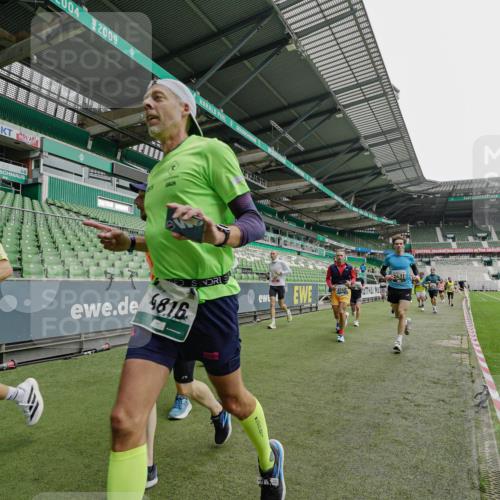 05.10.2025 - 20. swb-Marathon Bremen Michael Burmester http://msf.ph/oto/9233051 05.10.2025 12:54:52 Laufen im Stadion 53, 82, 104, 124, 132, 169, 289, 319, 417, 504, 524, 663, 944, 1308, 1474, 1483, 1543, 1721, 1737, 1896, 1897, 1945, 1976, 2024, 2180, 2265, 2274, 2431, 2494, 2573, 2642, 2767, 2841, 3069, 3193, 3212, 3224, 3359, 3436, 3531, 3703, 3848, 4257, 4595, 4672, 4771, 4816, 4837, 4919, 4949, 4958, 5022, 5034, 5206, 5452, 5666, 5869, 5978, 6184, 6527, 6583, 6649, 6683, 6853, 7052, 7279, 7494, 7508, 7814, 7928, 7986, 8642, 8653, 8737, 250, 507, 524, 756, 950, 1165, 1460 meine-sportfotos.de