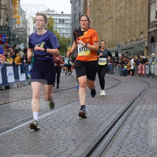 05.10.2025 - 20. swb-Marathon Bremen Strokosch-Dieckow http://msf.ph/oto/9233053 05.10.2025 10:53:25 Ziel 7193, 7251, 9263, 9717, 9868, 9957, 10057, 10302, 10335, 10369, 10468, 10655, 10934, 11174, 11545, 11616, 11716 meine-sportfotos.de