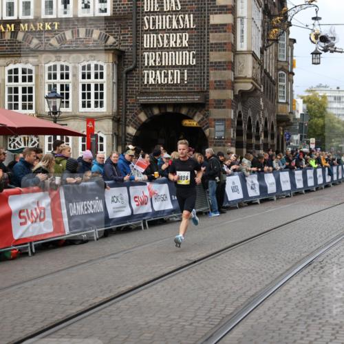 05.10.2025 - 20. swb-Marathon Bremen Yannick Fuchs http://msf.ph/oto/9233110 05.10.2025 10:32:52 Ziel 9996 meine-sportfotos.de