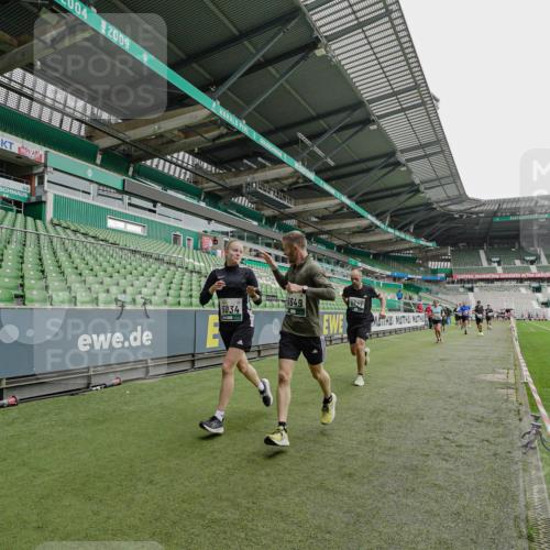 05.10.2025 - 20. swb-Marathon Bremen Michael Burmester http://msf.ph/oto/9233133 05.10.2025 12:55:04 Laufen im Stadion 82, 104, 124, 169, 289, 319, 417, 504, 663, 944, 1308, 1474, 1483, 1543, 1721, 1737, 1896, 1897, 1945, 2022, 2024, 2180, 2265, 2274, 2431, 2494, 2642, 2716, 2767, 3069, 3193, 3224, 3359, 3436, 3489, 3531, 3703, 3838, 3848, 4257, 4595, 4672, 4771, 4816, 4823, 4837, 4919, 4949, 4958, 5034, 5177, 5452, 5554, 5666, 5869, 5907, 6184, 6527, 6649, 6683, 6853, 7052, 7494, 7814, 7928, 7986, 8642, 8653, 8737, 53, 132, 289, 524, 756, 1976, 2573, 2841, 3212, 5022, 5206, 5978 meine-sportfotos.de