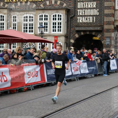 05.10.2025 - 20. swb-Marathon Bremen Yannick Fuchs http://msf.ph/oto/9233145 05.10.2025 10:32:52 Ziel 9996 meine-sportfotos.de