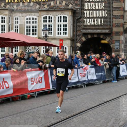 05.10.2025 - 20. swb-Marathon Bremen Yannick Fuchs http://msf.ph/oto/9233151 05.10.2025 10:32:52 Ziel 9996 meine-sportfotos.de