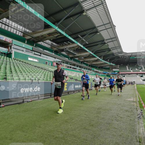 05.10.2025 - 20. swb-Marathon Bremen Michael Burmester http://msf.ph/oto/9233162 05.10.2025 12:55:11 Laufen im Stadion 82, 104, 124, 169, 319, 417, 663, 944, 1308, 1326, 1474, 1483, 1531, 1721, 1737, 1897, 1910, 1945, 2022, 2024, 2180, 2265, 2274, 2431, 2494, 2642, 2716, 2767, 3069, 3224, 3359, 3436, 3489, 3531, 3838, 3848, 3944, 4212, 4257, 4595, 4672, 4771, 4816, 4823, 4837, 4919, 4958, 5034, 5177, 5452, 5554, 5833, 5869, 5907, 6106, 6184, 6527, 6649, 6683, 7052, 7814, 7928, 7986, 8642, 8653, 53, 132, 289, 504, 524, 756, 1896, 1976, 2573, 2841, 3212, 5022, 5206, 5978 meine-sportfotos.de