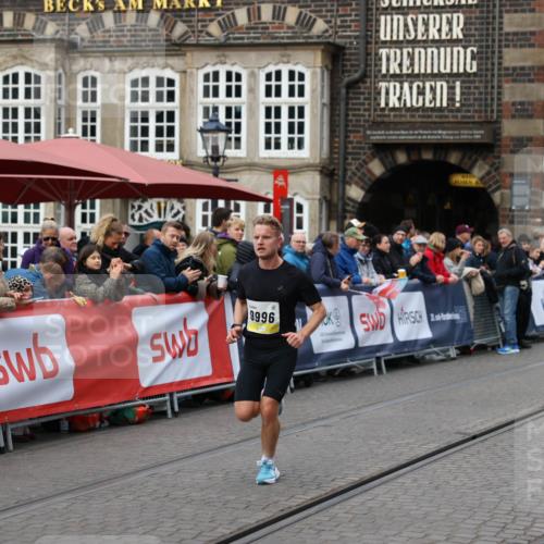 05.10.2025 - 20. swb-Marathon Bremen Yannick Fuchs http://msf.ph/oto/9233163 05.10.2025 10:32:52 Ziel 9996 meine-sportfotos.de