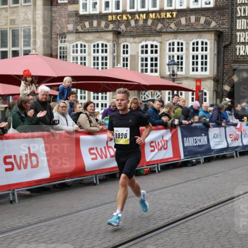 05.10.2025 - 20. swb-Marathon Bremen Yannick Fuchs http://msf.ph/oto/9233190 05.10.2025 10:32:53 Ziel 9996 meine-sportfotos.de