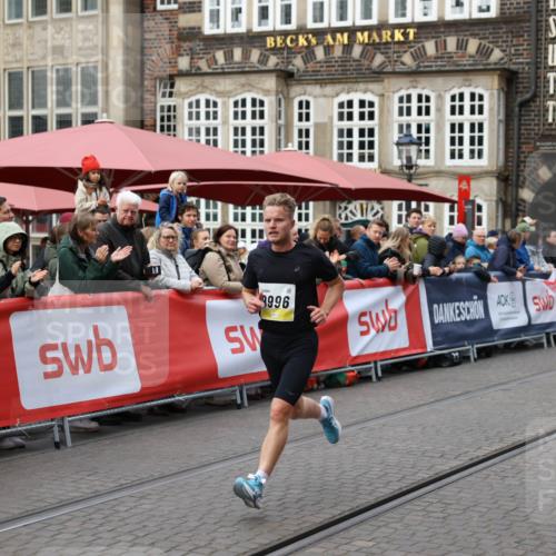 05.10.2025 - 20. swb-Marathon Bremen Yannick Fuchs http://msf.ph/oto/9233196 05.10.2025 10:32:53 Ziel 9996 meine-sportfotos.de