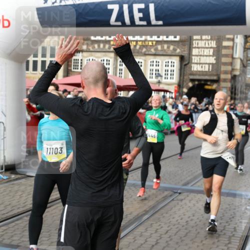 05.10.2025 - 20. swb-Marathon Bremen Yannick Fuchs http://msf.ph/oto/9233200 05.10.2025 11:03:33 Ziel 7776, 9224, 9225, 9308, 10405, 10446, 10963, 10995, 11103, 11124, 11150, 11236, 11467, 11502, 11508, 11509 meine-sportfotos.de