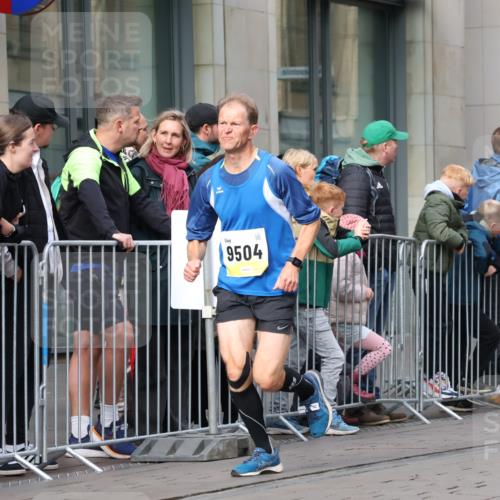 05.10.2025 - 20. swb-Marathon Bremen Strokosch-Dieckow http://msf.ph/oto/9233208 05.10.2025 10:41:49 Ziel 8187, 9364, 9504, 9700, 9849, 10104, 10155, 10691, 10838, 11217, 11422, 8187, 9364, 9504, 9700, 9849, 10104, 10155, 10691, 10838, 11217, 11422 meine-sportfotos.de