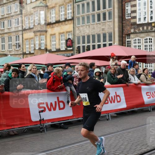05.10.2025 - 20. swb-Marathon Bremen Yannick Fuchs http://msf.ph/oto/9233222 05.10.2025 10:32:53 Ziel 9996 meine-sportfotos.de