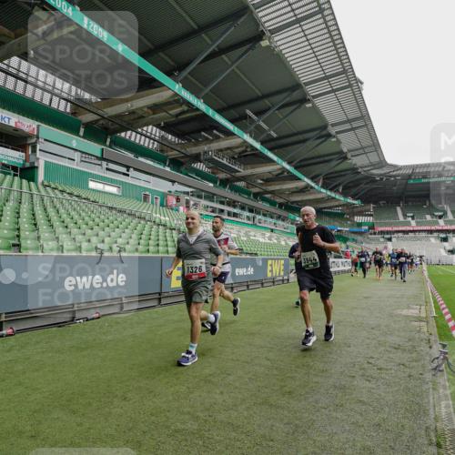 05.10.2025 - 20. swb-Marathon Bremen Michael Burmester http://msf.ph/oto/9233232 05.10.2025 12:55:24 Laufen im Stadion 78, 82, 104, 124, 169, 240, 319, 417, 663, 760, 944, 1326, 1474, 1483, 1490, 1531, 1721, 1737, 1910, 1945, 2022, 2162, 2265, 2431, 2459, 2494, 2605, 2642, 2716, 2884, 3069, 3074, 3489, 3515, 3519, 3531, 3612, 3838, 3848, 3944, 4079, 4116, 4195, 4212, 4257, 4456, 4672, 4771, 4796, 4816, 4823, 4853, 4919, 5034, 5093, 5152, 5177, 5289, 5452, 5484, 5554, 5691, 5833, 5907, 6048, 6106, 6184, 6276, 6527, 6570, 6615, 6649, 6820, 6937, 7052, 8642, 289, 504, 1896 meine-sportfotos.de
