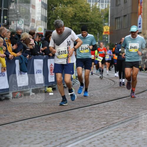 05.10.2025 - 20. swb-Marathon Bremen Strokosch-Dieckow http://msf.ph/oto/9233237 05.10.2025 10:53:34 Ziel 9238, 9461, 9464, 9569, 10310, 10642, 10925, 11046, 11246 meine-sportfotos.de