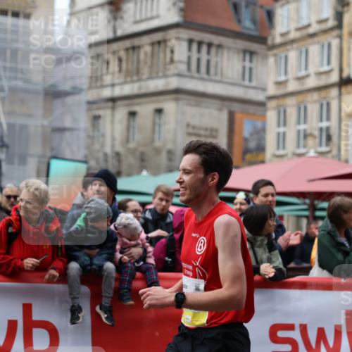 05.10.2025 - 20. swb-Marathon Bremen Yannick Fuchs http://msf.ph/oto/9233246 05.10.2025 10:33:48 Ziel 11130 meine-sportfotos.de