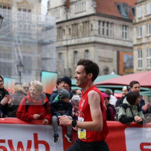 05.10.2025 - 20. swb-Marathon Bremen Yannick Fuchs http://msf.ph/oto/9233253 05.10.2025 10:33:48 Ziel 11130 meine-sportfotos.de