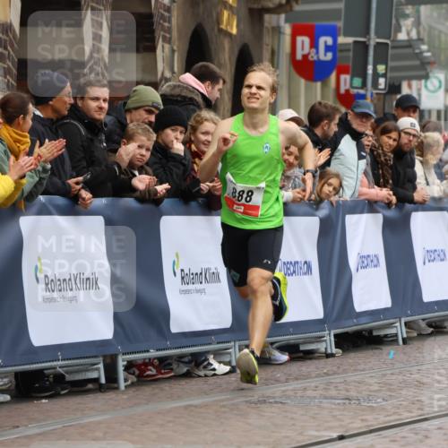 05.10.2025 - 20. swb-Marathon Bremen Strokosch-Dieckow http://msf.ph/oto/9233287 05.10.2025 12:34:20 Ziel 888 meine-sportfotos.de