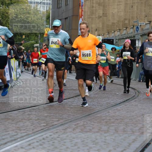 05.10.2025 - 20. swb-Marathon Bremen Strokosch-Dieckow http://msf.ph/oto/9233305 05.10.2025 10:53:34 Ziel 9238, 9461, 9464, 9569, 10310, 10642, 10925, 11046, 11246 meine-sportfotos.de