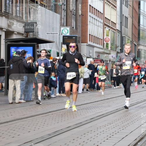 05.10.2025 - 20. swb-Marathon Bremen Strokosch-Dieckow http://msf.ph/oto/9233306 05.10.2025 10:41:59 Ziel 8187, 9364, 9504, 9700, 9775, 10208, 10375, 10838, 11217, 11230, 11422, 11725, 8187, 9364, 9504, 9700, 9775, 10208, 10375, 10838, 11217, 11230, 11422, 11725 meine-sportfotos.de