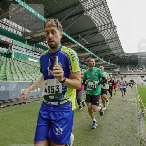 05.10.2025 - 20. swb-Marathon Bremen Michael Burmester http://msf.ph/oto/9233319 05.10.2025 12:55:35 Laufen im Stadion 78, 124, 169, 240, 663, 760, 1261, 1326, 1490, 1531, 1737, 1774, 1825, 1910, 1931, 2022, 2162, 2431, 2459, 2490, 2494, 2605, 2642, 2716, 2884, 2942, 3074, 3489, 3515, 3519, 3612, 3749, 3838, 3944, 4079, 4116, 4149, 4195, 4212, 4432, 4456, 4672, 4771, 4796, 4816, 4823, 4853, 4919, 5034, 5093, 5152, 5177, 5289, 5484, 5554, 5615, 5691, 5719, 5833, 5907, 6048, 6106, 6184, 6276, 6515, 6527, 6570, 6615, 6649, 6744, 6820, 6937, 8060, 82, 104, 169 meine-sportfotos.de