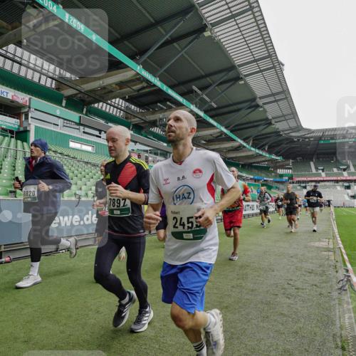 05.10.2025 - 20. swb-Marathon Bremen Michael Burmester http://msf.ph/oto/9233344 05.10.2025 12:55:37 Laufen im Stadion 78, 124, 240, 663, 760, 984, 1261, 1326, 1490, 1531, 1737, 1774, 1825, 1910, 1931, 2022, 2162, 2431, 2459, 2490, 2494, 2605, 2642, 2716, 2884, 2942, 3074, 3489, 3515, 3519, 3612, 3749, 3838, 3944, 4079, 4116, 4149, 4195, 4212, 4288, 4432, 4456, 4771, 4796, 4823, 4853, 4919, 5034, 5093, 5152, 5177, 5289, 5484, 5554, 5615, 5691, 5719, 5833, 5907, 6048, 6106, 6184, 6276, 6515, 6527, 6570, 6615, 6649, 6744, 6820, 6937, 8060, 8144, 82, 104, 124, 169 meine-sportfotos.de