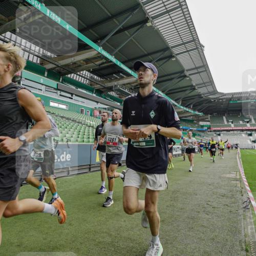 05.10.2025 - 20. swb-Marathon Bremen Michael Burmester http://msf.ph/oto/9233377 05.10.2025 12:55:41 Laufen im Stadion 78, 240, 663, 760, 984, 1261, 1326, 1490, 1531, 1737, 1774, 1825, 1910, 1931, 2022, 2162, 2459, 2490, 2494, 2605, 2642, 2716, 2884, 2942, 3074, 3489, 3515, 3519, 3612, 3749, 3838, 3944, 4079, 4116, 4149, 4195, 4212, 4288, 4432, 4456, 4771, 4796, 4823, 4853, 4919, 5034, 5093, 5152, 5177, 5289, 5370, 5484, 5490, 5554, 5615, 5691, 5719, 5833, 5907, 6048, 6106, 6276, 6441, 6515, 6527, 6570, 6615, 6649, 6744, 6820, 6937, 8060, 8144, 82, 104, 124, 169 meine-sportfotos.de