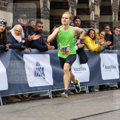 05.10.2025 - 20. swb-Marathon Bremen Strokosch-Dieckow http://msf.ph/oto/9233382 05.10.2025 12:34:21 Ziel 888 meine-sportfotos.de