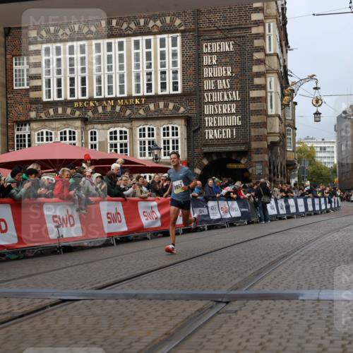 05.10.2025 - 20. swb-Marathon Bremen Yannick Fuchs http://msf.ph/oto/9233396 05.10.2025 10:34:29 Ziel 9851 meine-sportfotos.de