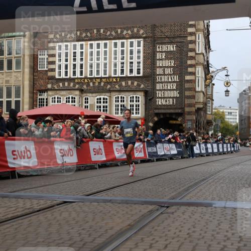 05.10.2025 - 20. swb-Marathon Bremen Yannick Fuchs http://msf.ph/oto/9233424 05.10.2025 10:34:29 Ziel 9851 meine-sportfotos.de