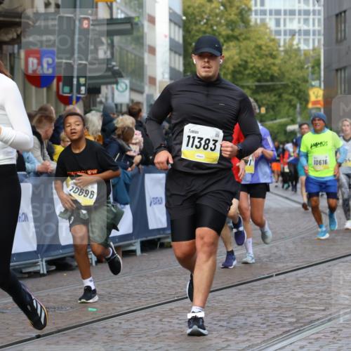 05.10.2025 - 20. swb-Marathon Bremen Strokosch-Dieckow http://msf.ph/oto/9233452 05.10.2025 10:53:48 Ziel 9456, 9494, 9701, 9934, 10046, 10416, 10616, 10696, 10906, 10966, 11141, 11383, 11445, 11533 meine-sportfotos.de