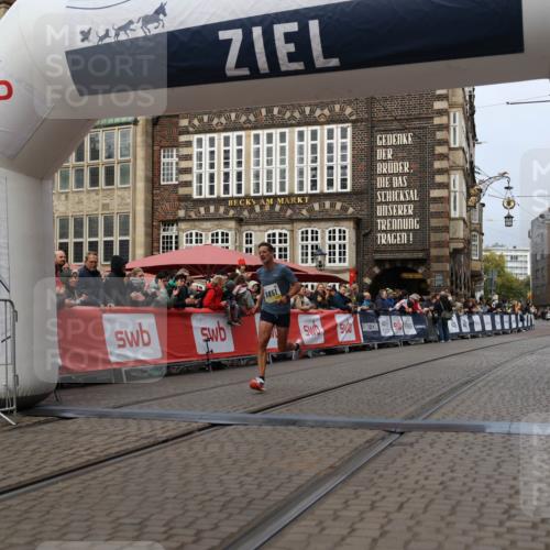 05.10.2025 - 20. swb-Marathon Bremen Yannick Fuchs http://msf.ph/oto/9233457 05.10.2025 10:34:29 Ziel 9851 meine-sportfotos.de