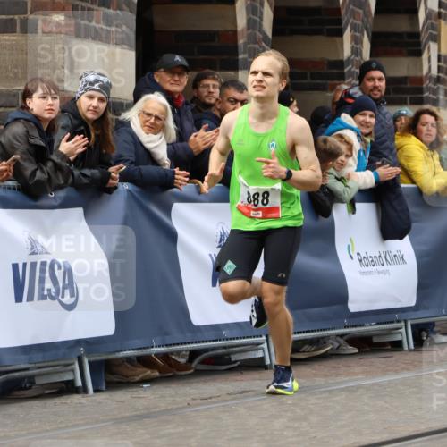 05.10.2025 - 20. swb-Marathon Bremen Strokosch-Dieckow http://msf.ph/oto/9233463 05.10.2025 12:34:21 Ziel 888 meine-sportfotos.de