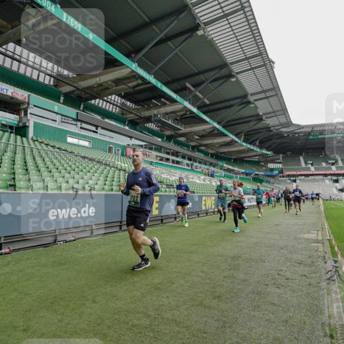 05.10.2025 - 20. swb-Marathon Bremen Michael Burmester http://msf.ph/oto/9233471 05.10.2025 12:55:55 Laufen im Stadion 78, 240, 325, 760, 830, 901, 984, 989, 1261, 1326, 1490, 1531, 1774, 1825, 1910, 1931, 2022, 2134, 2149, 2162, 2459, 2490, 2605, 2716, 2884, 2942, 3074, 3161, 3489, 3515, 3519, 3612, 3749, 3838, 3944, 4052, 4079, 4116, 4149, 4195, 4212, 4288, 4432, 4456, 4485, 4796, 4823, 4853, 5093, 5152, 5177, 5289, 5370, 5484, 5490, 5554, 5615, 5691, 5719, 5833, 5907, 6048, 6070, 6106, 6276, 6441, 6515, 6570, 6615, 6689, 6744, 6797, 6820, 6937, 8060, 8144, 8222, 124, 169, 6527 meine-sportfotos.de