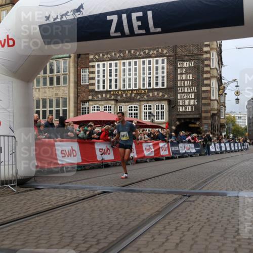 05.10.2025 - 20. swb-Marathon Bremen Yannick Fuchs http://msf.ph/oto/9233474 05.10.2025 10:34:29 Ziel 9851 meine-sportfotos.de